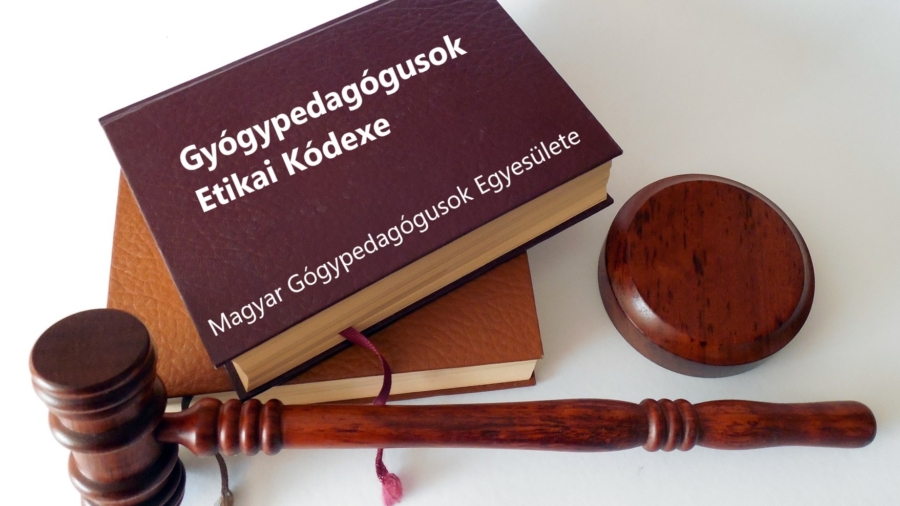 A képen könyvek és alatta bírói kalapács látható. A könyv borítóján a szöveg: Gyógypedagógusok Etikai Kódexe, Magyar Gyógypedagógusok Egyesülete.